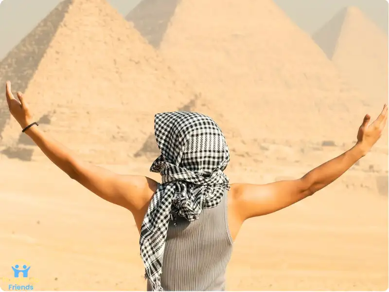 فتاة تستمتع بالأجواء التاريخية أمام أهرامات الجيزة العريقة