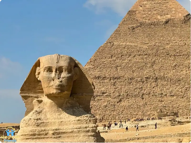تمثال أبو الهول الشامخ مع خلفية لأهرامات الجيزة