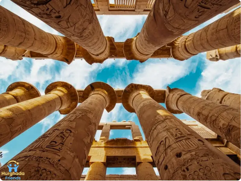 بهو الأعمدة العظيم في معبد الكرنك بتفاصيله ونقوشه التاريخية