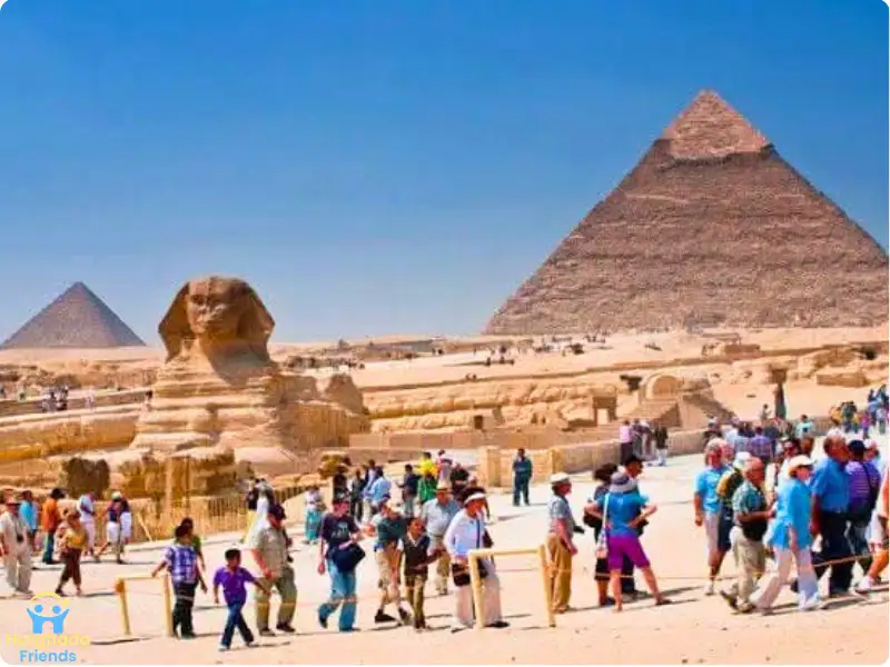 زوار من مختلف أنحاء العالم يستكشفون منطقة أبو الهول والأهرامات